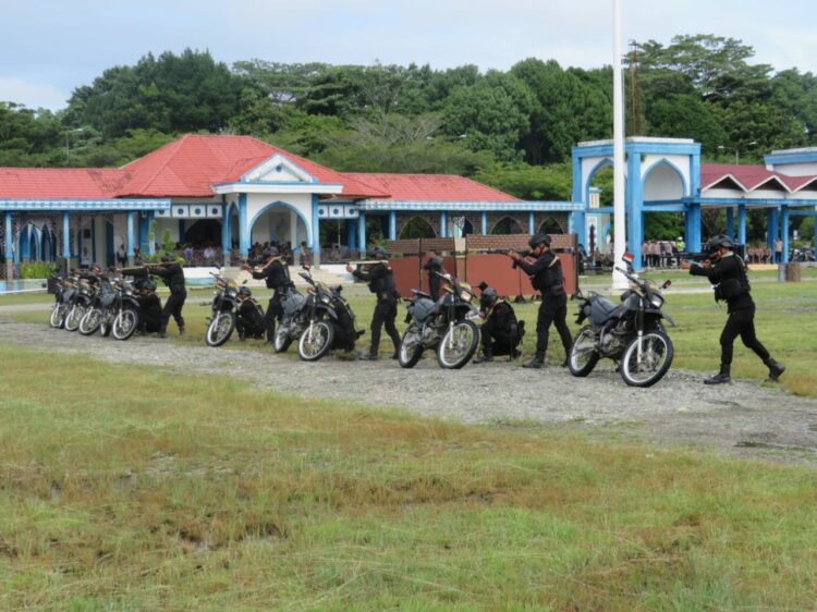 Satuan Brimob Polda Aceh Batalyon C Pelopor bersama Polres Nagan Raya dan Kodim 0116 Nagan Raya menggelar simulasi Sistem Pengamanan Dalam Kota (Sispamkota) dalam rangka kesiapan pelaksanaan operasi Mantap Brata Seulawah 2023-2024 yang dipusatkan di Alun-Alun Suka Makmue Kabupaten Nagan Raya. Senin,(16/10/2023).