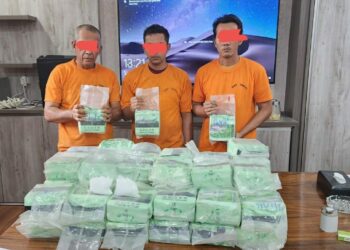 BANDAR NARKOBA: Tiga tersangka bandar narkoba jaringan internasional Malaysia-Indonesia masing-masing berinisial B, SK alias A dan B alias E berikut barang bukti 65 Kg sabu diamankan di Mako Satres Narkoba Polrestabes Medan, Senin (16/10/2023).(Foto Dok/Polrestabes)
