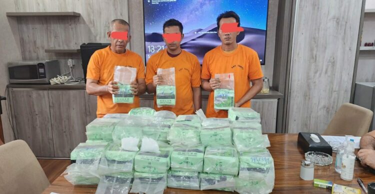 BANDAR NARKOBA: Tiga tersangka bandar narkoba jaringan internasional Malaysia-Indonesia masing-masing berinisial B, SK alias A dan B alias E berikut barang bukti 65 Kg sabu diamankan di Mako Satres Narkoba Polrestabes Medan, Senin (16/10/2023).(Foto Dok/Polrestabes)