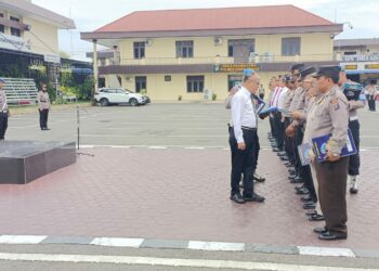 BERI PENGARAHAN: Kasat Intel Polrestabes Medan AKBP Ahyan memberikan pengarahan kepada personel di Mapolrestabes, Senin (16/10/2023).(Foto Dok/Polrestabes)
