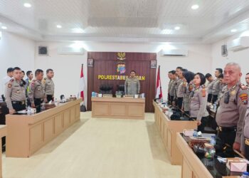 ZOOM MEETING: Wakapolrestabes Medan AKBP Dr Yudhi Hery Setiawan dan para personel menghadiri zoom meeting pelaksanaan taklimat awal audit kinerja ltwasda Poldasu 2023 di Rupatama lantai dua Mapolrestabes, Senin (16/10/2023).(Foto Dok/Polrestabes)