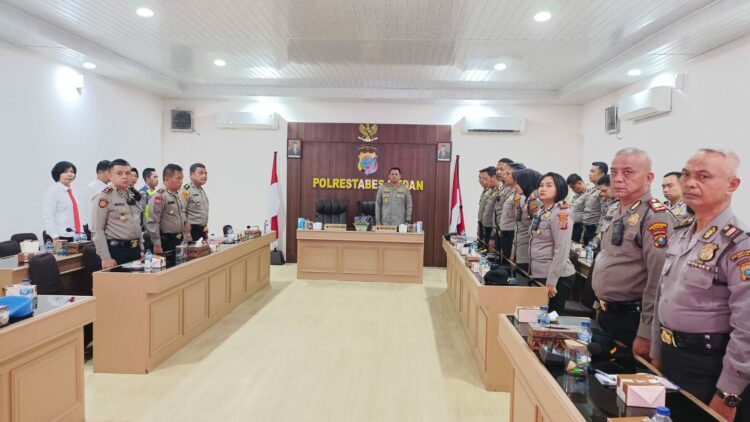 ZOOM MEETING: Wakapolrestabes Medan AKBP Dr Yudhi Hery Setiawan dan para personel menghadiri zoom meeting pelaksanaan taklimat awal audit kinerja ltwasda Poldasu 2023 di Rupatama lantai dua Mapolrestabes, Senin (16/10/2023).(Foto Dok/Polrestabes)