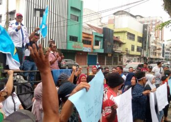 AKSI UNRAS: Sejumlah massa Formasi menggelar aksi unras di depan Kantor PDAM Tirtanadi Jalan Sisingamangaraja Medan, Senin (16/10/2023). (Foto Dok/ Formasi)