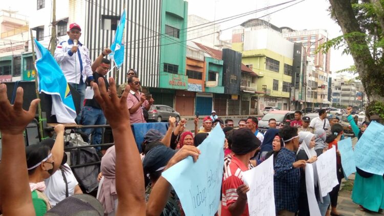 AKSI UNRAS: Sejumlah massa Formasi menggelar aksi unras di depan Kantor PDAM Tirtanadi Jalan Sisingamangaraja Medan, Senin (16/10/2023). (Foto Dok/ Formasi)