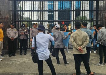 UNJUK RASA: Jatmiko berunjuk rasa di depan Kantor Kejaksaan Tinggi Sumatera Utara (Kejatisu) Jalan A.H. Nasution Kelurahan Pangkalan Mansyur Kecamatan Medan Johor, Senin (16/10/2023). (Foto Dok/ Poksek Delitua)