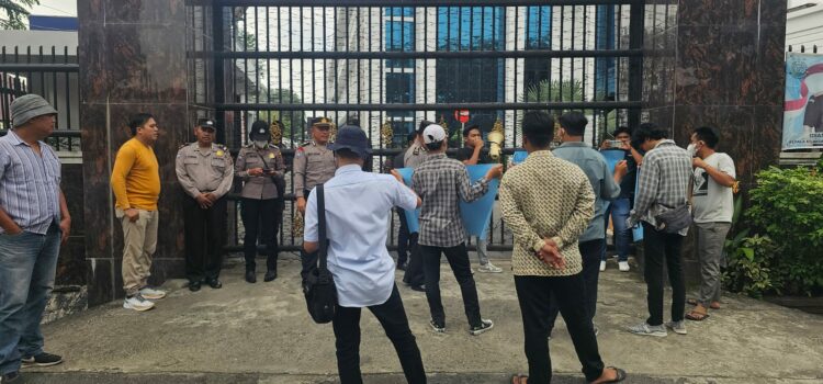 UNJUK RASA: Jatmiko berunjuk rasa di depan Kantor Kejaksaan Tinggi Sumatera Utara (Kejatisu) Jalan A.H. Nasution Kelurahan Pangkalan Mansyur Kecamatan Medan Johor, Senin (16/10/2023). (Foto Dok/ Poksek Delitua)