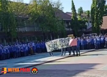 Para siswa-siswi melakukan aksi protesnya saat upacara bendera hendak dibubarkan di Jalan Sunu, Kota Makassar.