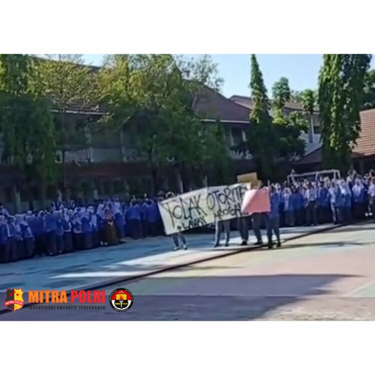 Para siswa-siswi melakukan aksi protesnya saat upacara bendera hendak dibubarkan di Jalan Sunu, Kota Makassar.