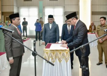 Pj Wali Kota Sabang Reza Fahlevi resmi melantik dan mengambil sumpah Andri Nourman sebagai Sekretaris Daerah Kota Sabang, di Aula Lantai IV Kantor Wali Kota Sabang, Senin (16/10/23).