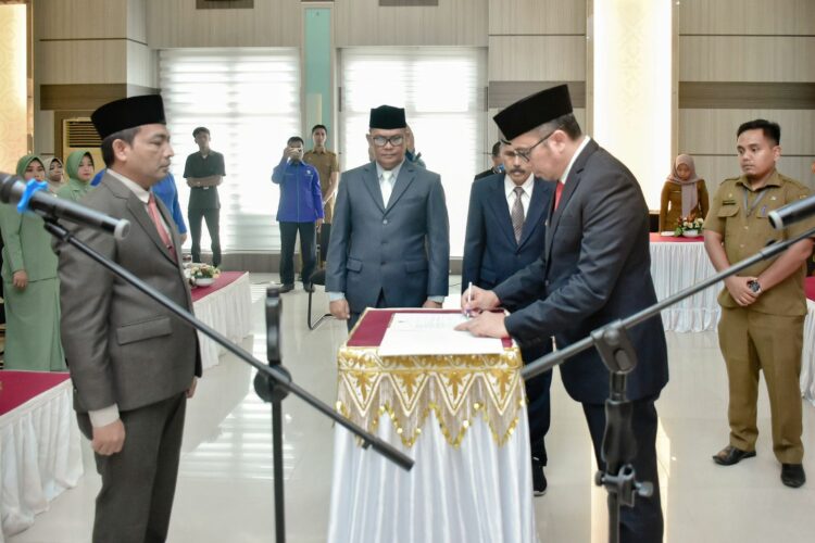 Pj Wali Kota Sabang Reza Fahlevi resmi melantik dan mengambil sumpah Andri Nourman sebagai Sekretaris Daerah Kota Sabang, di Aula Lantai IV Kantor Wali Kota Sabang, Senin (16/10/23).