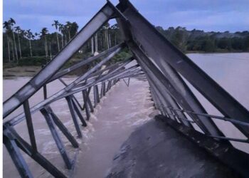 Akibat hujan deras dan meningkatnya debit Air di Daerah Aliran Sungai (DAS) Krueng Nagan Kabupaten Nagan Raya menyebabkan satu unit Jembatan rangka baja di Alue Buloh, Kecamatan Seunagan, Nagan Raya ambruk, Selasa (17/10/2023) subuh.