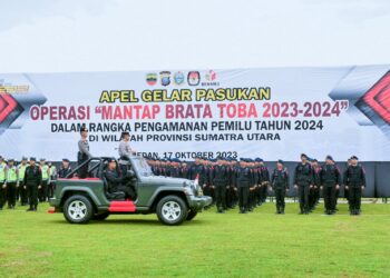 PERIKSA BARISAN: Kapolda Sumut, Irjen Pol Agung Setya Imam Effendi memeriksa barisan pada Apel Gelar Pasukan Operasi (Ops) Mantap Brata 2023-2024 di Lapangan Samapta Polda Sumut, Selasa (17/10/2023). (Foto Dok/ Polda Sumut)