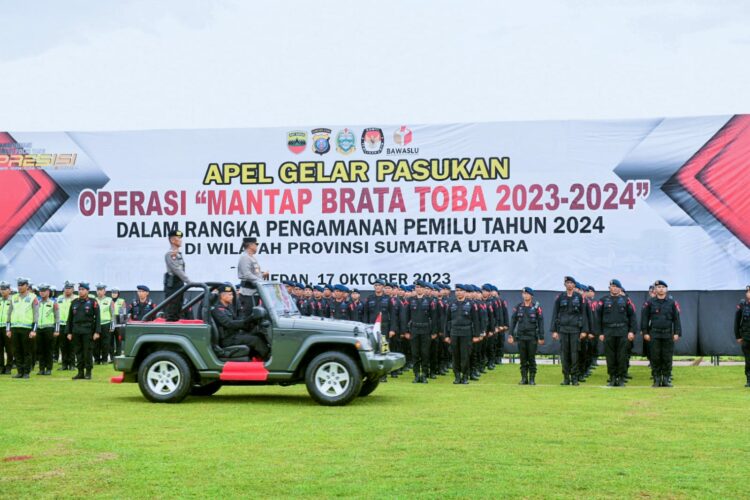 PERIKSA BARISAN: Kapolda Sumut, Irjen Pol Agung Setya Imam Effendi memeriksa barisan pada Apel Gelar Pasukan Operasi (Ops) Mantap Brata 2023-2024 di Lapangan Samapta Polda Sumut, Selasa (17/10/2023). (Foto Dok/ Polda Sumut)