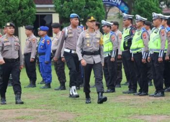 PERIKSA BARISAN : Kapolres Sergai, AKBP Oxy Yudha Pdatesta memeriksa barisan personel saat memimpin apel gelar pasukan Ops Kepolisian Terpusat Mantab Brata 2023-2024, Selasa (17/10/2023). (Foto/Dok/Sie Humas)