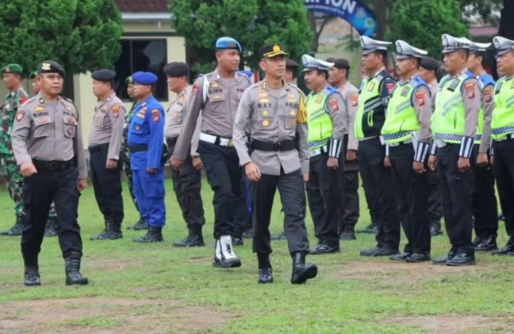 PERIKSA BARISAN : Kapolres Sergai, AKBP Oxy Yudha Pdatesta memeriksa barisan personel saat memimpin apel gelar pasukan Ops Kepolisian Terpusat Mantab Brata 2023-2024, Selasa (17/10/2023). (Foto/Dok/Sie Humas)