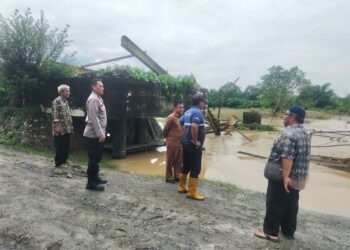 Selasa(17/10/23). BPBD Nagan Raya melakukan penanganan tanggap darurat untuk membantu akses transportasi warga setempat
