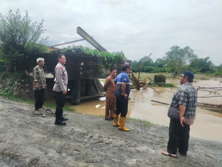 Selasa(17/10/23). BPBD Nagan Raya melakukan penanganan tanggap darurat untuk membantu akses transportasi warga setempat