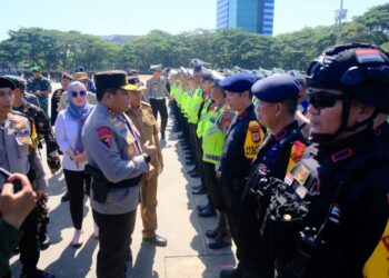 Polda Sulawesi Selatan menggelar Apel Gelar Pasukan Operasi Mantab Brata 2023-2024 dalam rangka Pengamanan Pemilu 2024 di Lapangan Karebosi Kota Makassar, Selasa (17/10/23).