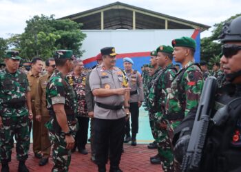 Kapolda Aceh Irjen Achmad Kartiko dan Pangdam Iskandar Muda (IM) Mayjen Novi Helmy Prasetya memimpin apel gelar pasukan Operasi Mantap Brata Seulawah 2023—2024 dalam rangka pengamanan Pemilu 2024 di Mapolda Aceh, Selasa, 17 Oktober 2023.