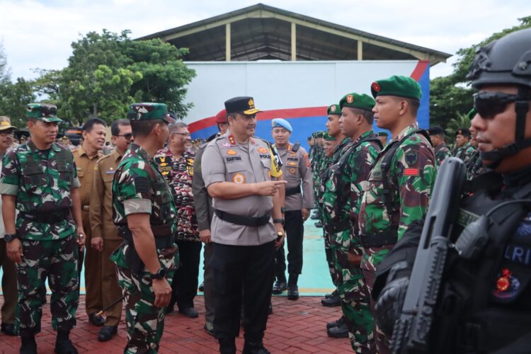 Kapolda Aceh Irjen Achmad Kartiko dan Pangdam Iskandar Muda (IM) Mayjen Novi Helmy Prasetya memimpin apel gelar pasukan Operasi Mantap Brata Seulawah 2023—2024 dalam rangka pengamanan Pemilu 2024 di Mapolda Aceh, Selasa, 17 Oktober 2023.