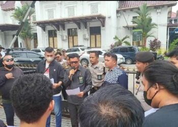 Masyarakat Cinta Keadilan menggelar unjuk rasa di depan kantor Pengadilan Negeri Medan, Selasa (17/10/23).