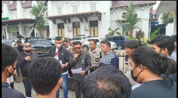 Masyarakat Cinta Keadilan menggelar unjuk rasa di depan kantor Pengadilan Negeri Medan, Selasa (17/10/23).