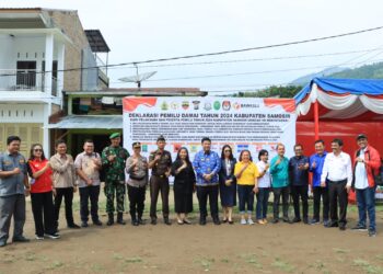 Para peserta Deklarasi Pemilu Damai termasuk Bupati Samosir Vandiko Timoteus Gultom, ST, Ketua DPRD Kabupaten Samosir Dra. Sorta Ertati Siahaan, Kapolres Samosir AKBP Yogie Hardiman SH, S.I.K., MH, Pabung Kodim 0210/TU Kapten Inf G. Sebayang, Kajari Samosir Andi Adikawira Putera, SH., MH, Ketua Pengadilan Negeri Balige Evelyne Napitupulu, S.H., M.H, Plh Ketua KPU Kabupaten Samosir Robinsar Junaidi Barus, Ketua Bawaslu Kabupaten Samosir yang diwakili oleh Brams Simalango, dan Ketua Partai Politik di Kabupaten Samosir.