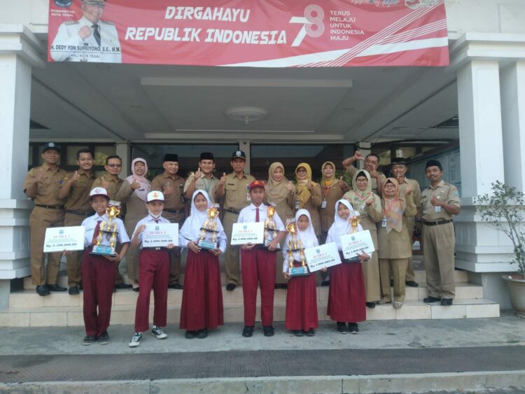 Siswa SD IT Usamah Kota Tegal, Muhammad Fadhli Albani, siswa kelas 6 yang belum lama ini menyabet Juara 3 PAI MAPSI di tingkat Propinsi yang sebelumnya telah meraih Juara 1 tingkat Kota Tegal.
