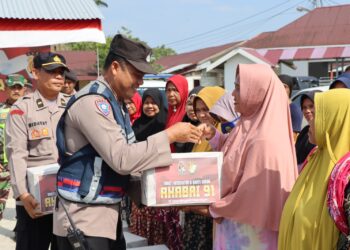 Polres Nagan Raya dengan penuh semangat melaksanakan pembagian bantuan sosial dari Akademi Angkatan Bersenjata Republik Indonesia angkatan 91 (Akabri 91) kepada masyarakat yang membutuhkan di wilayah ini, Rabu (18/10/23).