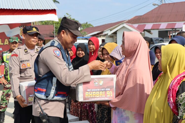 Polres Nagan Raya dengan penuh semangat melaksanakan pembagian bantuan sosial dari Akademi Angkatan Bersenjata Republik Indonesia angkatan 91 (Akabri 91) kepada masyarakat yang membutuhkan di wilayah ini, Rabu (18/10/23).