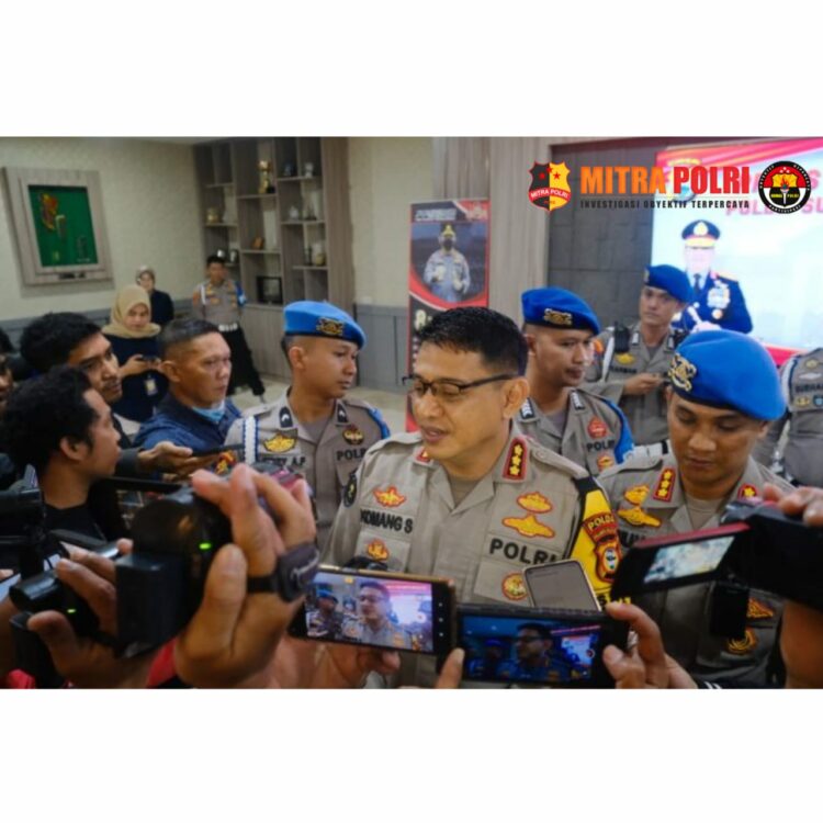 Kabidhumas Polda Sulsel Kombes Pol Komang Suartana bersama Kabid Propam Polda Sulsel Kombes Pol Zulham Effendy menggelar Konferensi Pers terkait berita di salah satu media online yang menyatakan bahwa salah satu oknum anggota Polda Sulsel Bripda FN melakukan pemerkosaan berkali-kali terhadap seorang wanita di Makassar.