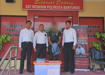 Kasir Unit SPBU Sokaraja Perusda Citra Mandiri Jawa Tengah berinisial IR (40) di Mapolresta Banyumas