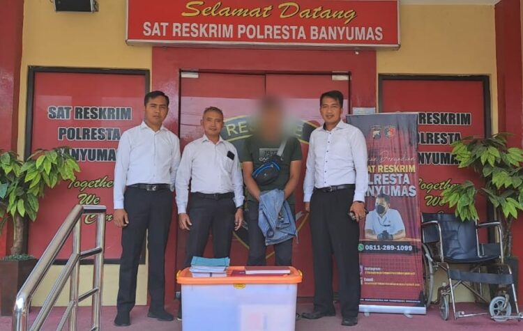 Kasir Unit SPBU Sokaraja Perusda Citra Mandiri Jawa Tengah berinisial IR (40) di Mapolresta Banyumas