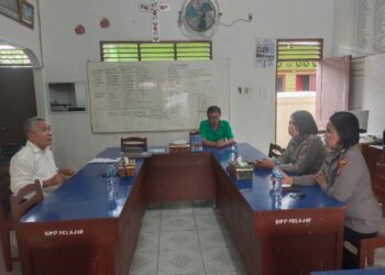 ANJANGSANA: Kasi Humas Polrestabes Medan Kompol Riama br Siahaan SE melaksanakan anjangsana ke Ketua Umum PGID Kota Medan Pdt Erwin Tambunan MTh di Gereja Protestan Persekutuan Jalan Pelajar Medan, Selasa (17/10/2023).(Foto Dok/Polrestabes)
