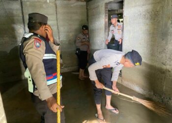 Personil gabungan polres Nagan Raya dan Polsek Darul Makmur Rabu (18/10/23) membantu warga di desa Ujong Krueng kecamatan Tripa Makmur kabupaten setempat.