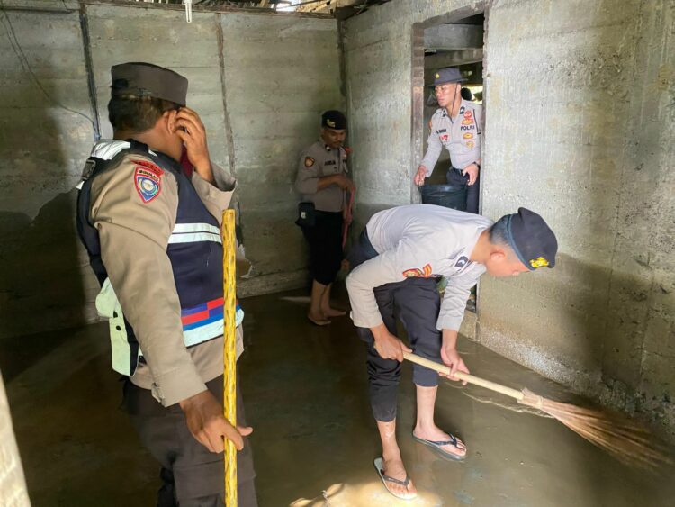 Personil gabungan polres Nagan Raya dan Polsek Darul Makmur Rabu (18/10/23) membantu warga di desa Ujong Krueng kecamatan Tripa Makmur kabupaten setempat.