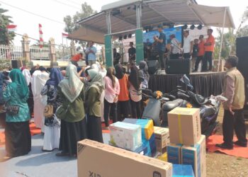 Kegiatan BOLING yang diadakan di Klapanunggal diselingi berbagai acara dan pembagian doorprize (foto : RH/Mitrapolri.com)