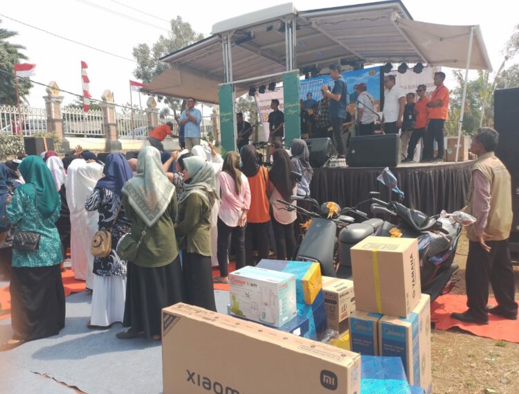 Kegiatan BOLING yang diadakan di Klapanunggal diselingi berbagai acara dan pembagian doorprize (foto : RH/Mitrapolri.com)