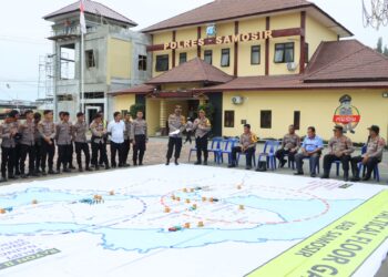 Polres Samosir menggelar Tactical Floor Game (TFG) yang berlangsung pada Kamis,( 19/10/ 2023). Kegiatan ini diadakan di Lapangan Mako Polres Samosir dan dipimpin oleh Kapolres Samosir AKBP Yogie Hardiman, S.H., S.I.K., M.H.