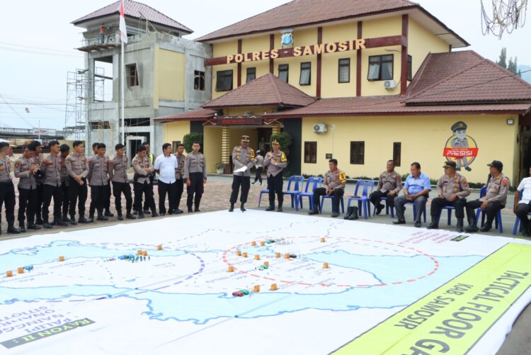Polres Samosir menggelar Tactical Floor Game (TFG) yang berlangsung pada Kamis,( 19/10/ 2023). Kegiatan ini diadakan di Lapangan Mako Polres Samosir dan dipimpin oleh Kapolres Samosir AKBP Yogie Hardiman, S.H., S.I.K., M.H.