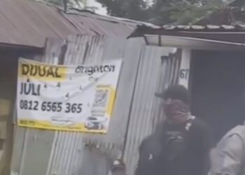 DIDUGA DITIKAM: Seorang OTK meninggalkan lokasi usai diduga menikam petugas Dishub Medan di Jalan Gatot Subroto, Kecamatan Medan Sunggal, Kamis (19/10/2023).(Foto Dok/Screenshot)