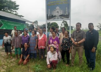 FOTO BERSAMA: Pihak ahli waris Taridah Barus didampingi pengacara mereka, Henry Rianto Hartono Pakpahan SH di lahan yang akan dibangun Masjid Haji Zainal Arifin Abbas Jalan Flamboyan 2 Kelurahan Tanjung Selamat Kecamatan Medan Tuntungan, Kamis (19/10/2023). (Foto:Dok/T77)
