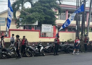 Satuan Samapta Polresta Manado gencar meningkatkan patroli dialogis guna mengantisipasi potensi gangguan keamanan dan ketertiban masyarakat (kamtibmas) serta tawuran antar pelajar. Kegiatan ini dilakukan pada Rabu (18/10/2023) dengan tujuan menciptakan lingkungan yang aman dan kondusif.