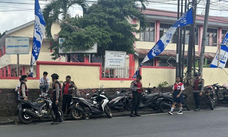 Satuan Samapta Polresta Manado gencar meningkatkan patroli dialogis guna mengantisipasi potensi gangguan keamanan dan ketertiban masyarakat (kamtibmas) serta tawuran antar pelajar. Kegiatan ini dilakukan pada Rabu (18/10/2023) dengan tujuan menciptakan lingkungan yang aman dan kondusif.