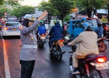 Setiap pagi, anggota Satuan Lalu Lintas (Sat Lantas) Polresta Manado dengan penuh dedikasi hadir di tengah-tengah masyarakat yang membutuhkan pelayanan, khususnya para pengguna jalan. Mereka melaksanakan Turjawali, suatu rangkaian kegiatan yang meliputi pengaturan, penjagaan, pengawalan, dan patroli, Rabu (18/10/2023) pagi.