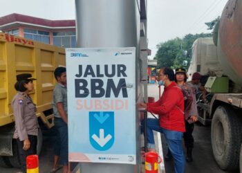 Kasat Binmas Polres Pematang Siantar AKP Jahrona Sinaga SH beserta personel memberikan Himbauan kamtibmas kepada petugas SPBU serta masyarakat yang sedang mengisi BBM
