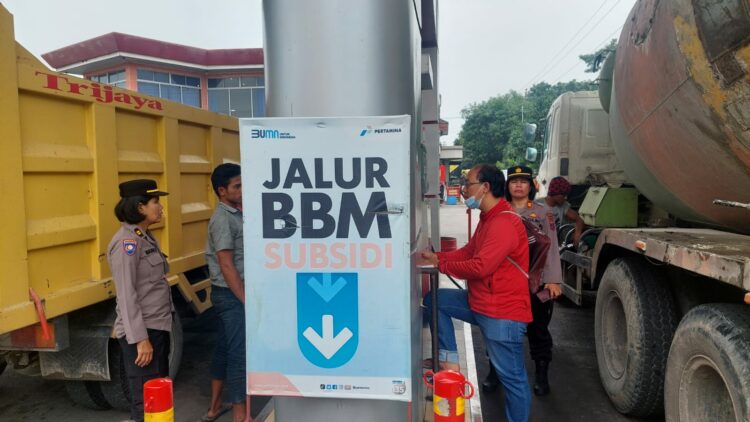 Kasat Binmas Polres Pematang Siantar AKP Jahrona Sinaga SH beserta personel memberikan Himbauan kamtibmas kepada petugas SPBU serta masyarakat yang sedang mengisi BBM