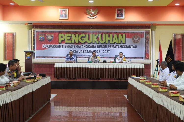 Kapolres Pematang Siantar AKBP Yogen Heroes Baruno SH S.I.K selaku Pembina pokdar Kamtibmas Bhayangkara resort Pematang Siantar Kukuhkan Effendy Simanjuntak A MD T Kom sebagai Ketua Pokdar Kambtibms Bhayangkara resort Pematang Siantar masa bakti 2023 – 2027.