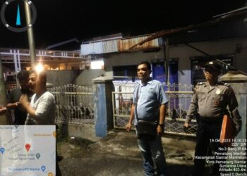 Kapolsek Siantar Marihat AKP Robert S. Purba SH bersama personel Polsek Siantar Marihat dan Damkar Pemko Siantar  membantu memadamkan kebakaran dapur rumah warga Jalan Melanthon Siregar.