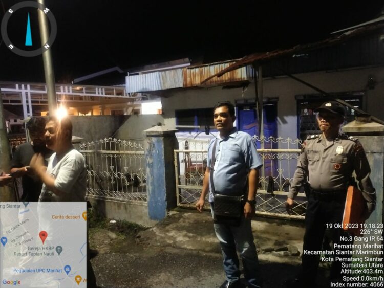 Kapolsek Siantar Marihat AKP Robert S. Purba SH bersama personel Polsek Siantar Marihat dan Damkar Pemko Siantar  membantu memadamkan kebakaran dapur rumah warga Jalan Melanthon Siregar.